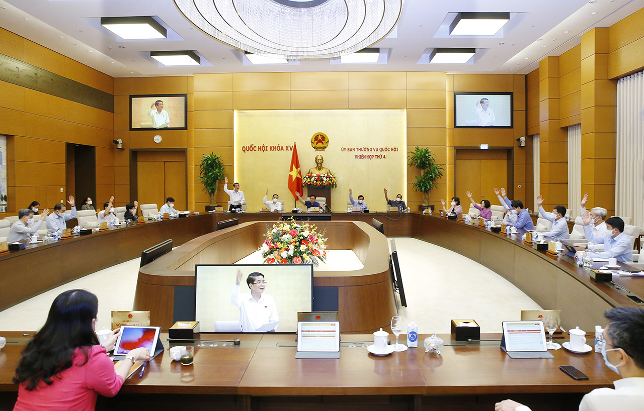 Với 100% Ủy viên tán thành, Ủy ban Thường vụ Quốc hội đã biểu quyết thống nhất bổ sung 3 Nghị quyết về cơ chế đặc thù cho Hải Phòng, Nghệ An, Thừa Thiên Huế vào Chương trình xây dựng luật, pháp lệnh năm 2021 - Ảnh: Quochoi.vn