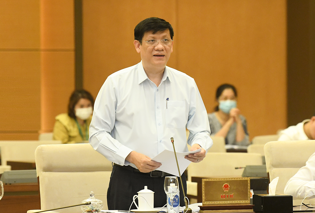Bộ trưởng Y tế Nguyễn Thanh Long trình bày báo cáo tại phiên họp - Ảnh: Quochoi.vn