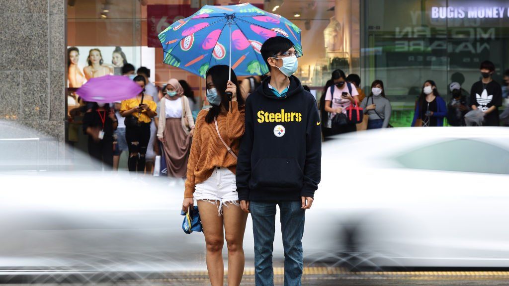 Tại Singapore, người chưa tiêm vaccine Covid-19 không được vào trung tâm thương mại, không được ăn uống tại quán cà phê và trung tâm ẩm thực - Ảnh: Getty Images