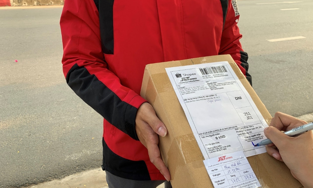 Sáng kiến “Thẻ bưu kiện an tâm” có thông báo thân nhiệt của giao hàng J&T Express.
