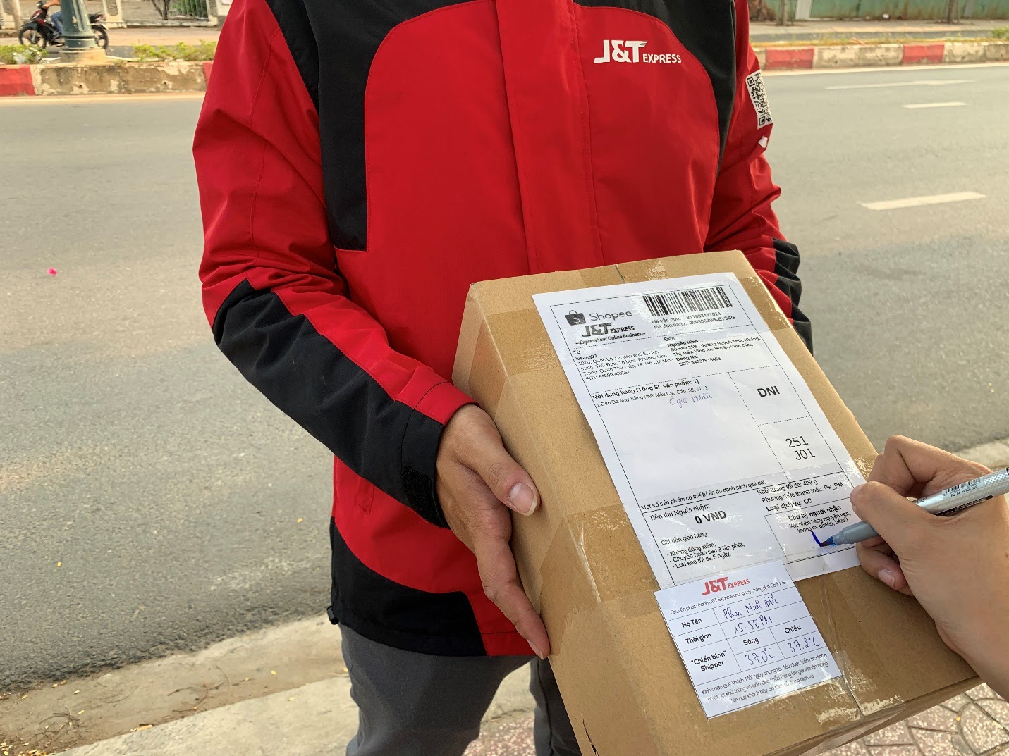 Sáng kiến “Thẻ bưu kiện an tâm” có thông báo thân nhiệt của giao hàng J&T Express.