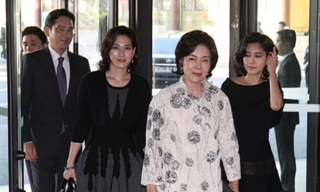 Bà Hong Ra-hee và ba con - Ảnh: Yonhap News