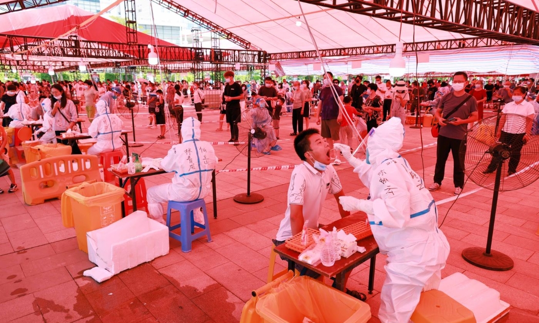 Xét nghiệm Covid-19 toàn thành phố ở Hạ Môn, Phúc Kiến, Trung Quốc hôm 3/10 - Ảnh: Bloomberg.