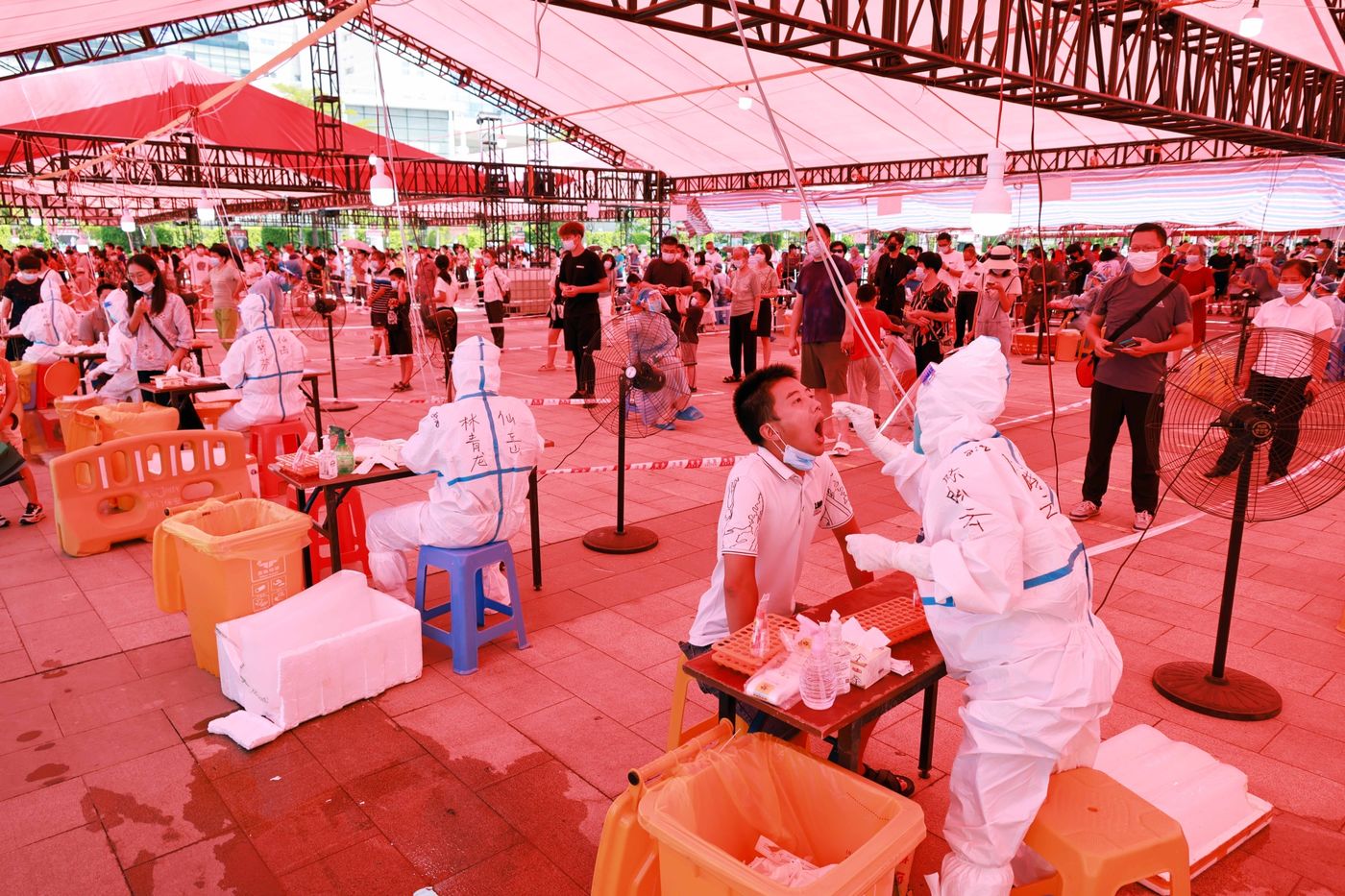 Xét nghiệm Covid-19 toàn thành phố ở Hạ Môn, Phúc Kiến, Trung Quốc hôm 3/10 - Ảnh: Bloomberg.