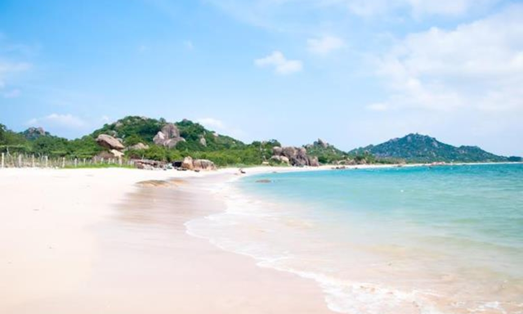 Bãi biển Hải Tiến được đánh giá đẹp bậc nhất Thanh Hóa. Ảnh Shutterstock.