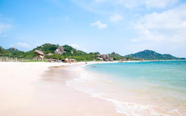 Bãi biển Hải Tiến được đánh giá đẹp bậc nhất Thanh Hóa. Ảnh Shutterstock.