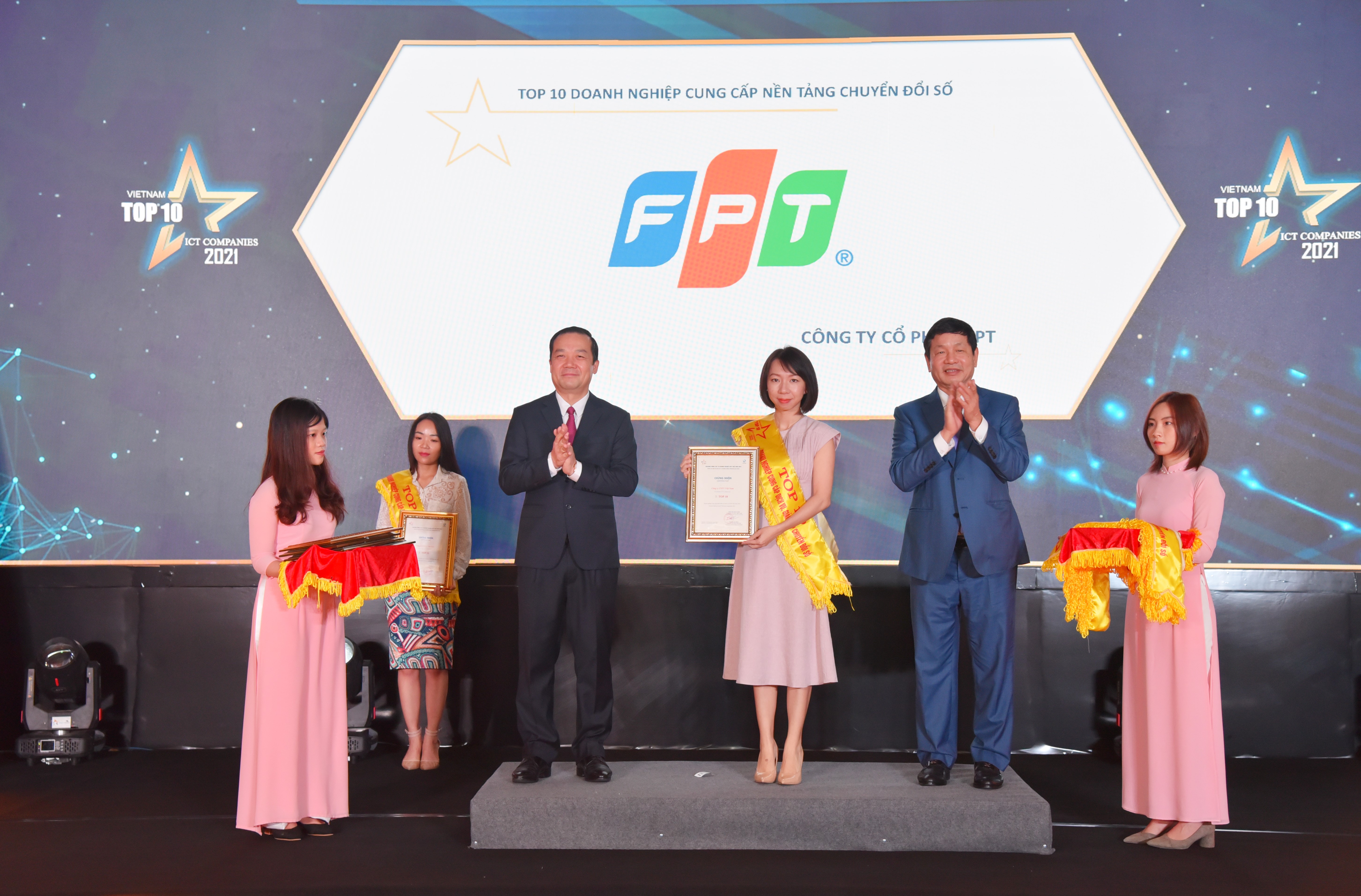 Đại diện FPT nhận giải top 10 Doanh nghiệp cung cấp nền tảng chuyển đổi số.