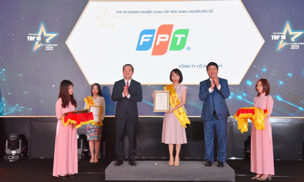 Đại diện FPT nhận giải top 10 Doanh nghiệp cung cấp nền tảng chuyển đổi số.
