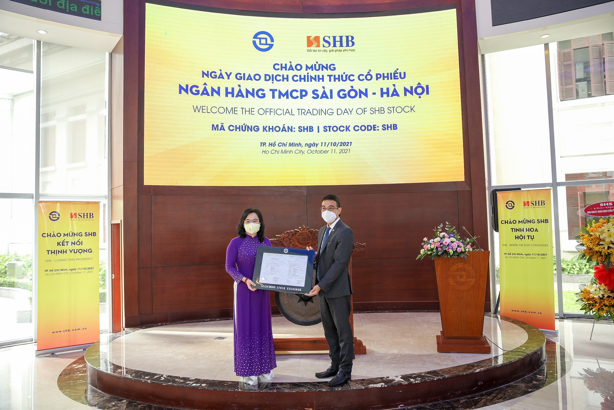 Ông Lê Hải Trà - Tổng giám đốc HOSE trao Thông báo chuyển giao dịch cho bà Ngô Thu Hà, Phó Tổng giám đốc SHB.