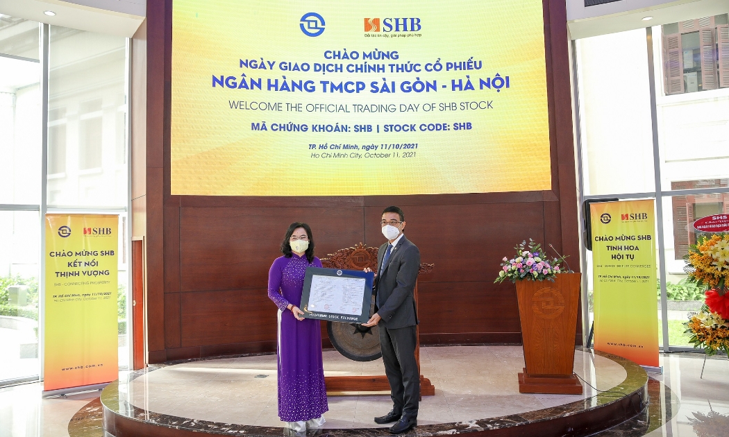 Ông Lê Hải Trà - Tổng giám đốc HOSE trao Thông báo chuyển giao dịch cho bà Ngô Thu Hà, Phó Tổng giám đốc SHB.