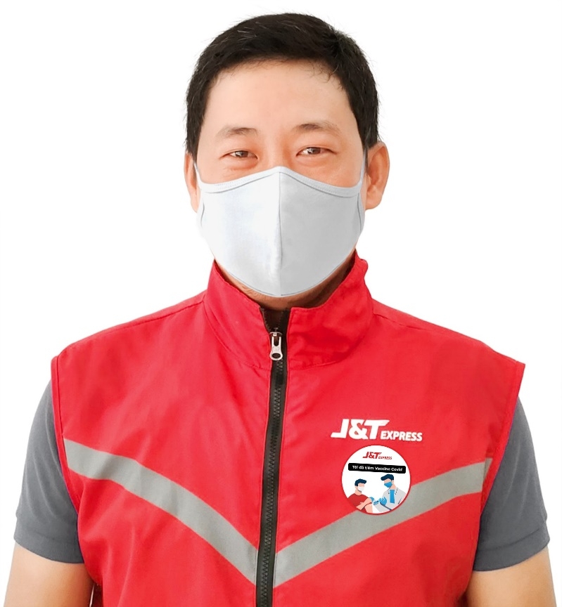 Giao h&agrave;ng J&T Express đeo huy hiệu &ldquo;T&ocirc;i đ&atilde; ti&ecirc;m vaccine Covid&rdquo;.