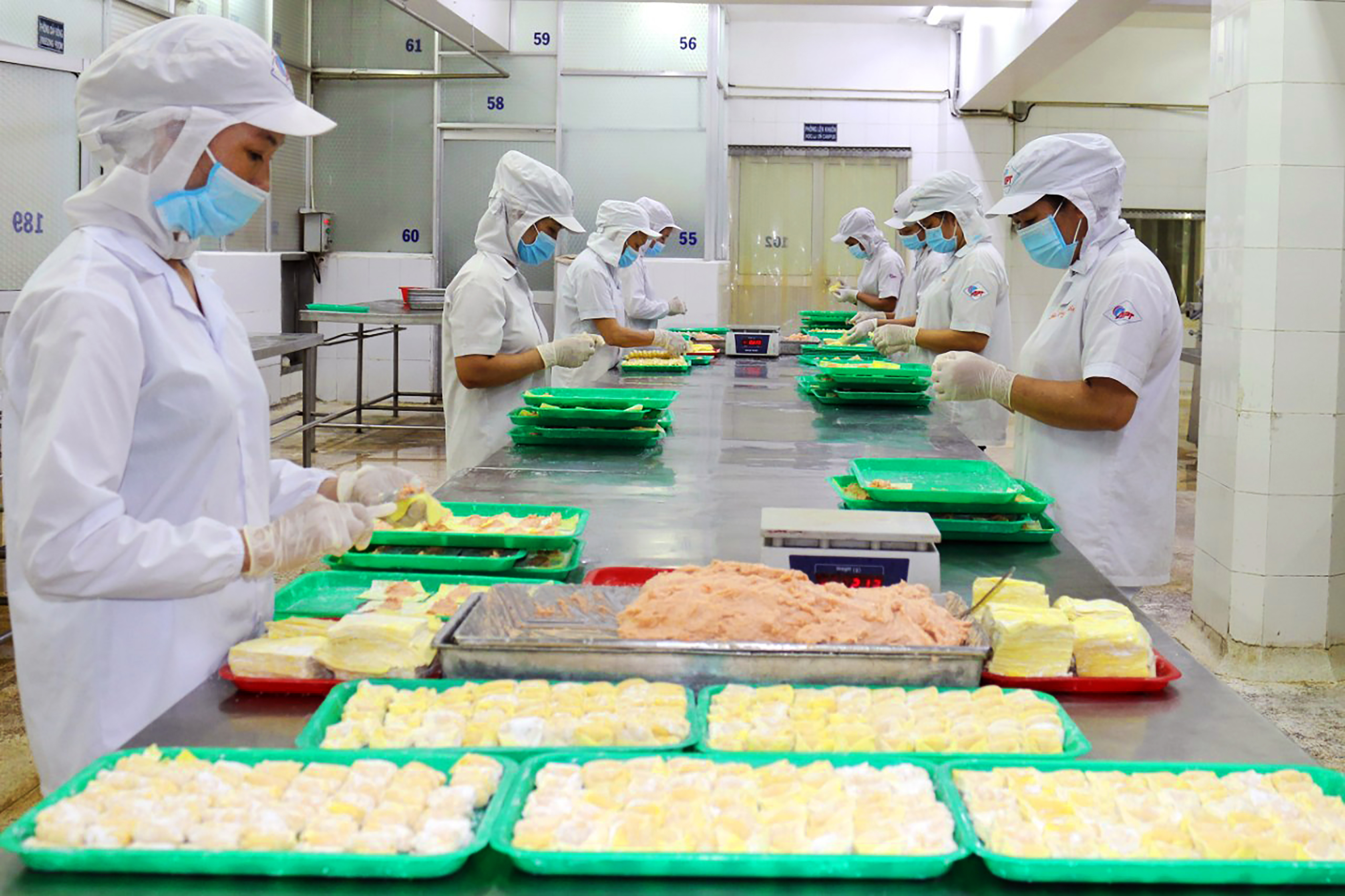 Do còn nhiều khó khăn nên trước mắt, các doanh nghiệp sẽ ưu tiên trả nợ những đơn hàng cũ và theo dõi diễn biến dịch.