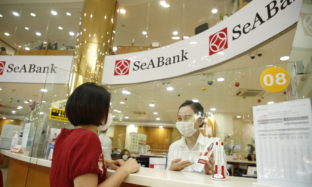 Khách hàng giao dịch tại SeABank.