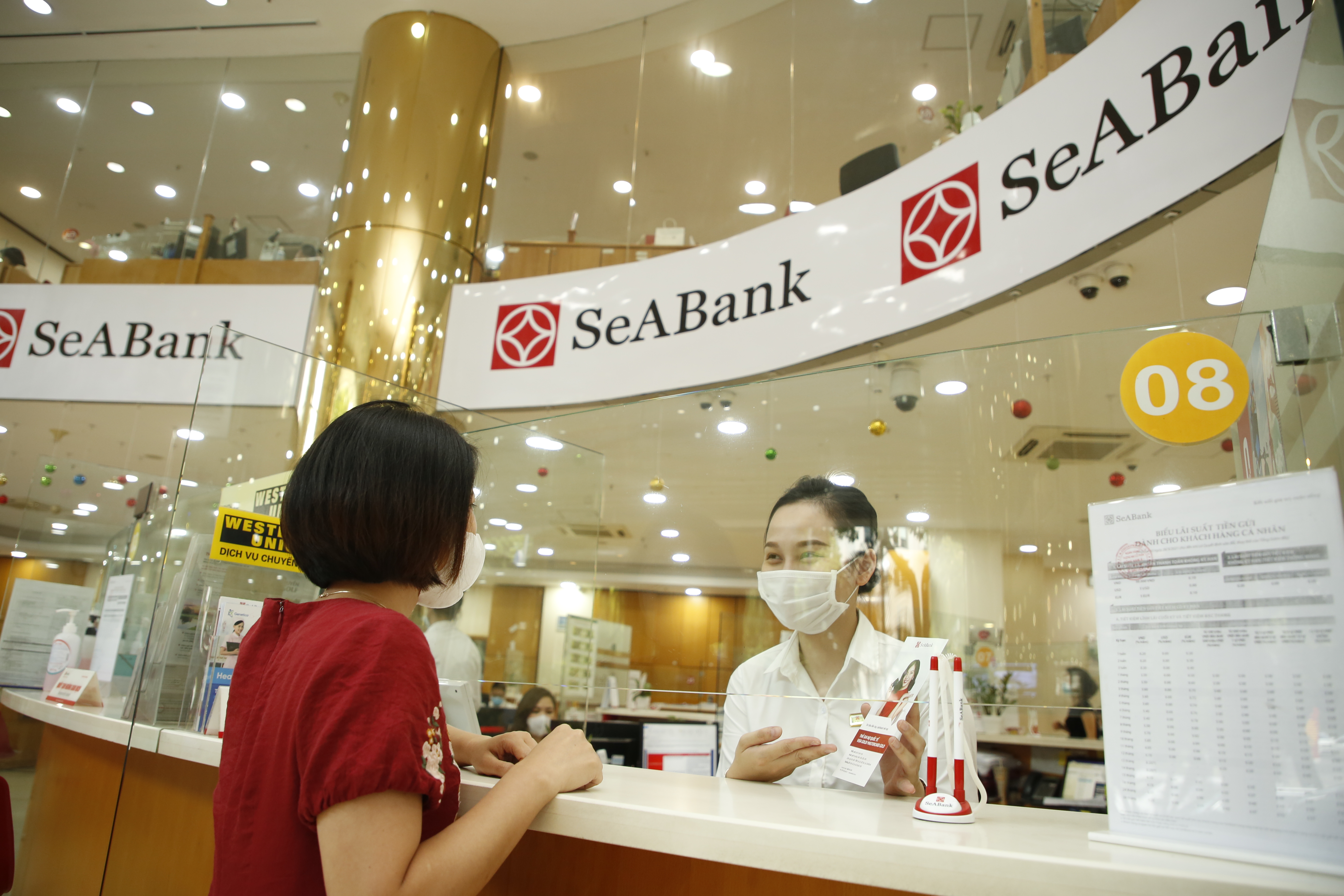 Khách hàng giao dịch tại SeABank.