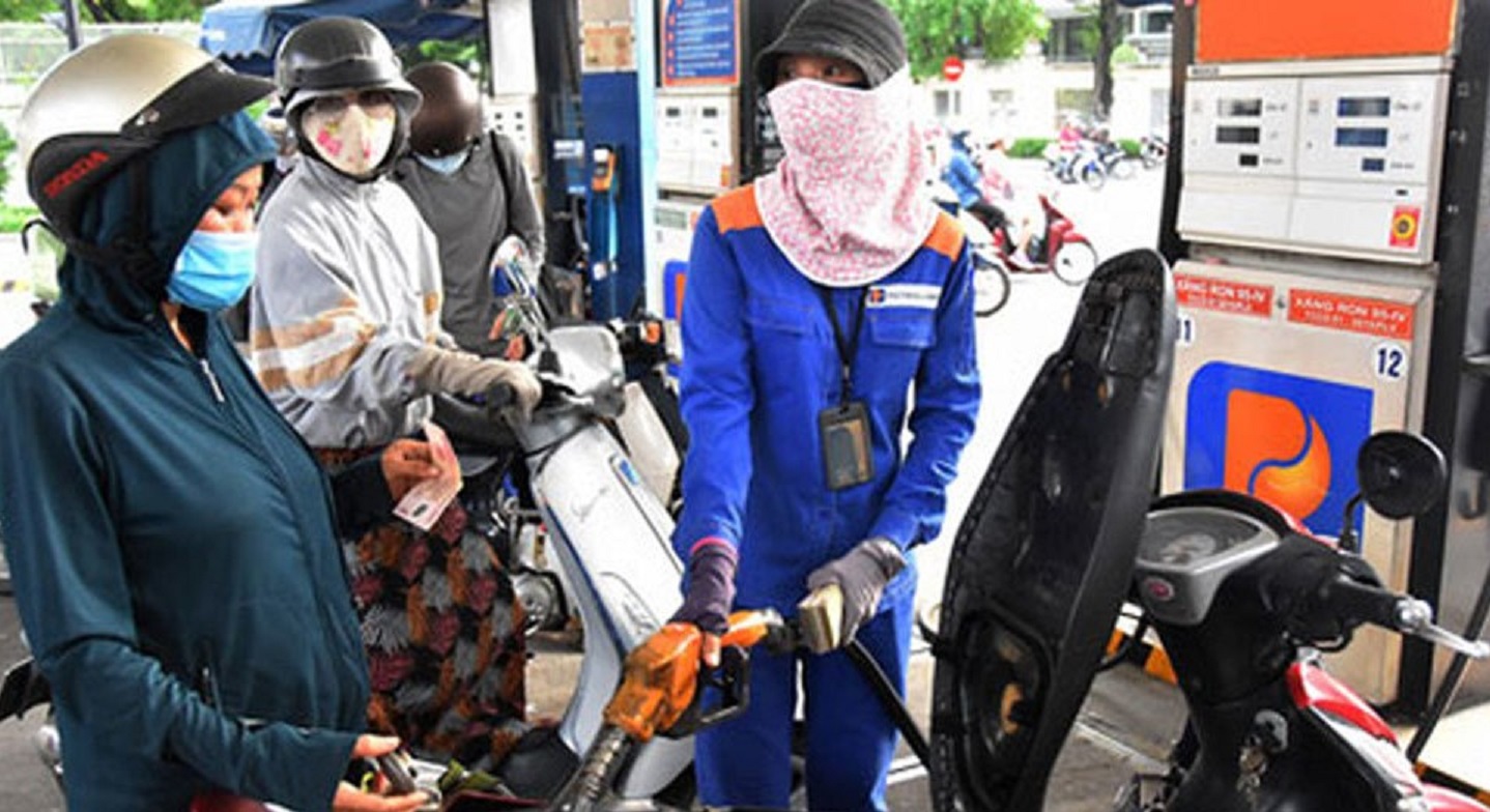 Giá Xăng RON95-III tăng 934 đồng/lít, mức tăng cao nhất trong 7 năm qua.