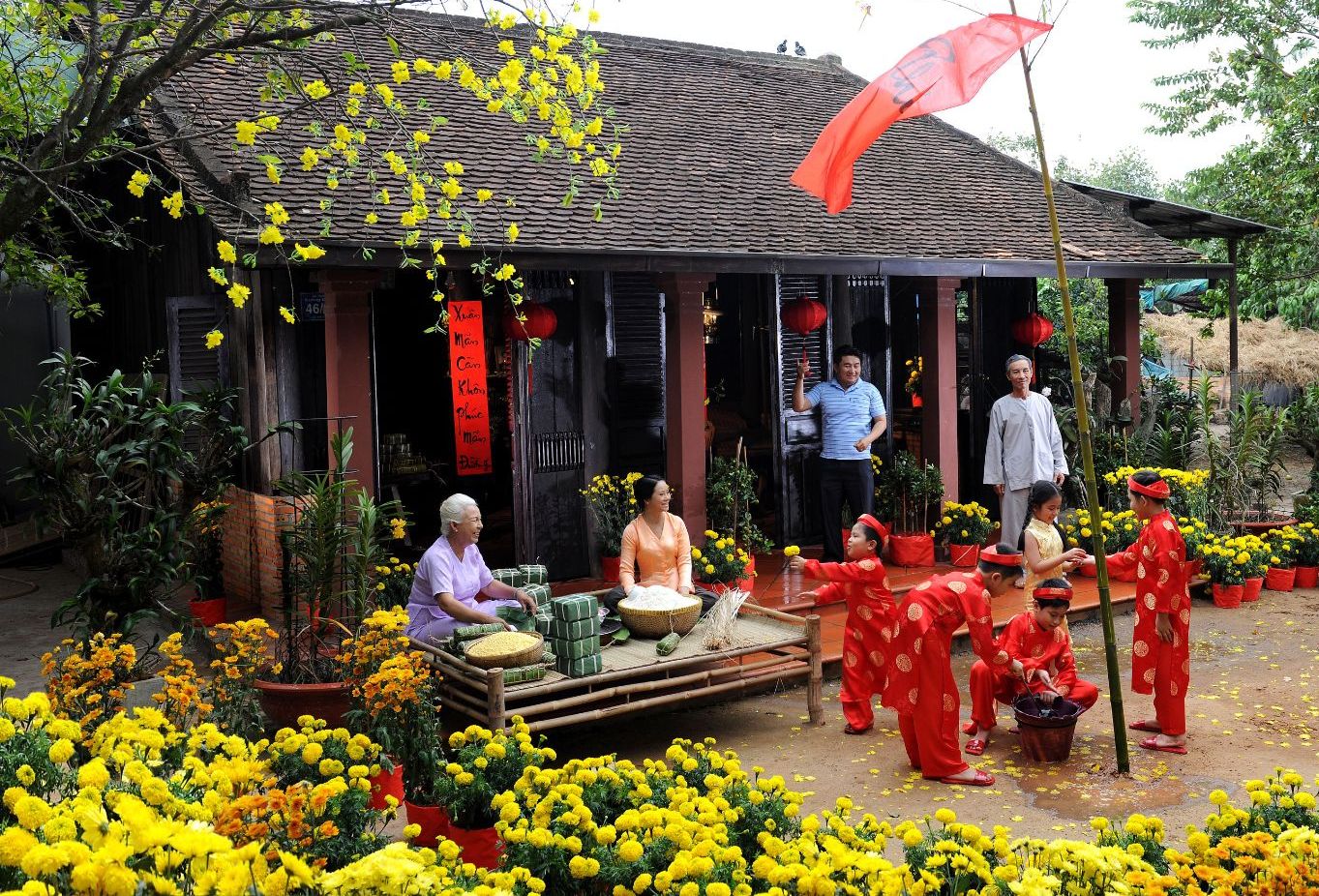Tết Nguyên đán 2022: Chào đón năm mới cùng Tết Nguyên đán 2022, một trong những lễ hội truyền thống quan trọng nhất của Việt Nam! Hãy cùng chúng tôi khám phá những nét đặc trưng của Tết và những hoạt động đặc sắc chỉ có vào dịp này. Hình ảnh liên quan chắc chắn sẽ khiến bạn háo hức chờ đón!