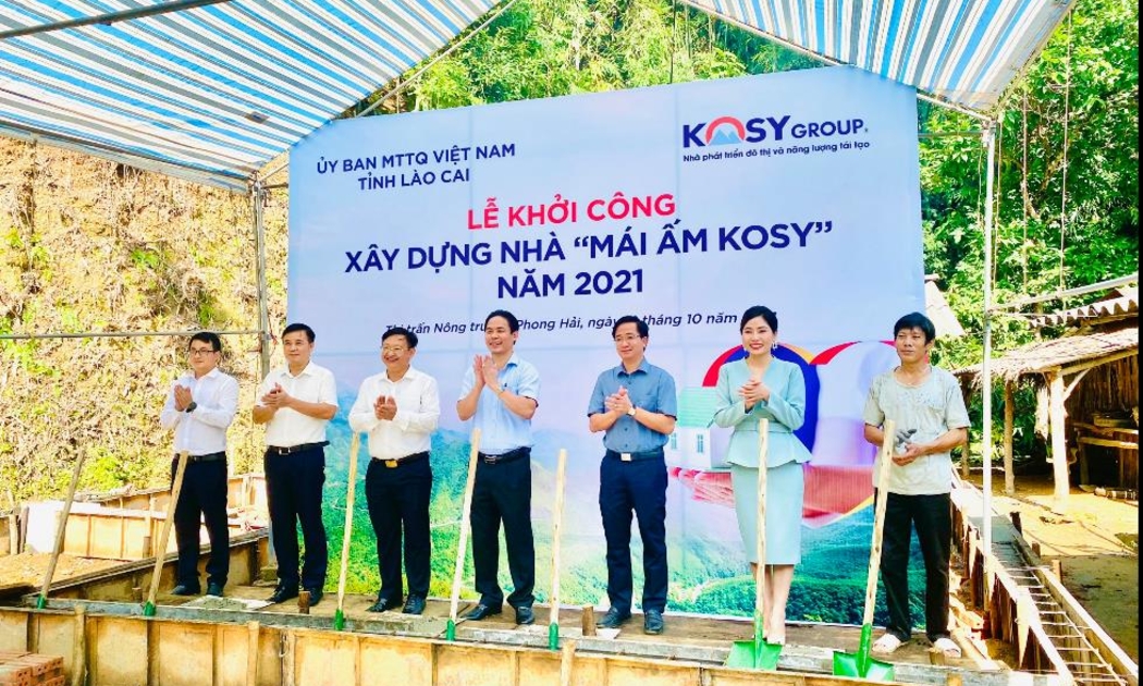 Đại diện lãnh đạo địa phương, Tập đoàn Kosy và chủ hộ thực hiện nghi thức khởi công xây dựng ngôi nhà đầu tiên được nhận hỗ trợ.