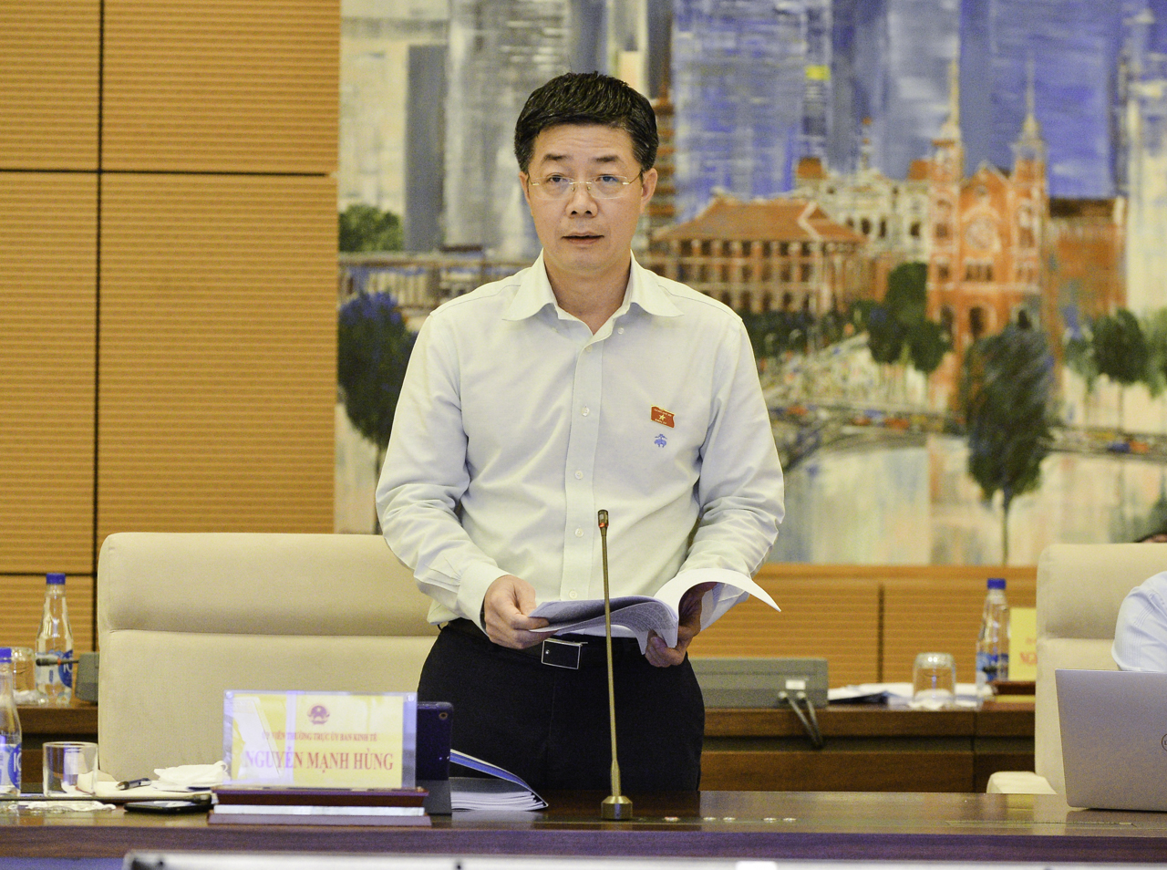 Uỷ viên Thường trực Uỷ ban kinh tế Nguyễn Mạnh Hùng phát biểu tại phiên họp - Ảnh: Quochoi.vn
