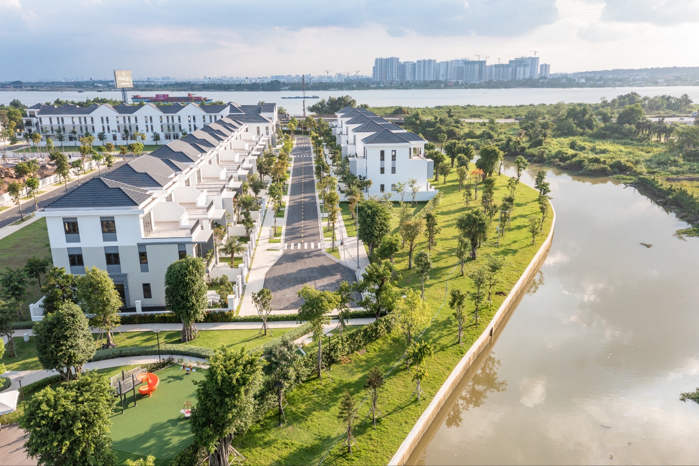 Trong bối cảnh công trường gặp khó khăn do ảnh hưởng từ đại dịch, Aqua City vẫn đảm bảo tiến độ thi công của năm 2021 (Ảnh thực tế Dự án).