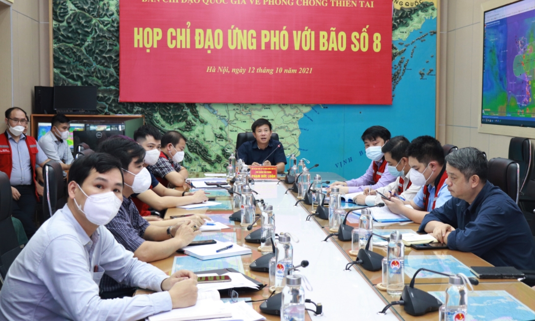 Họp ứng phó mưa bão ngày 12/10.