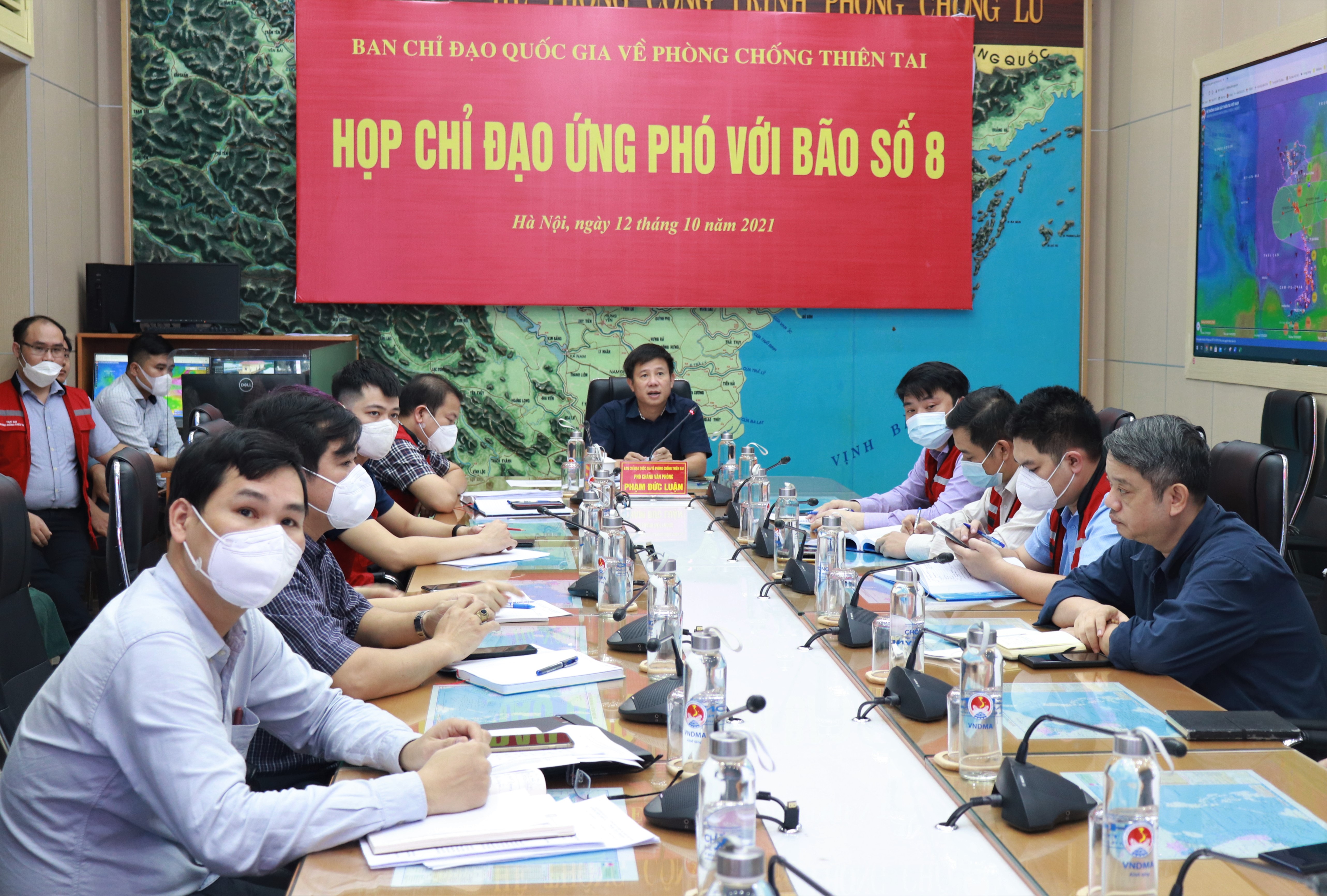 Họp ứng phó mưa bão ngày 12/10.