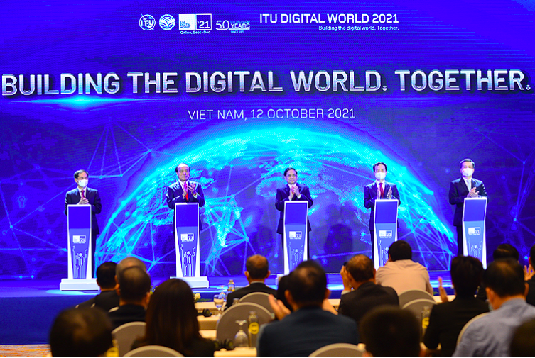 C&aacute;c đại biểu nhấn n&uacute;t khai mạc sự kiện.