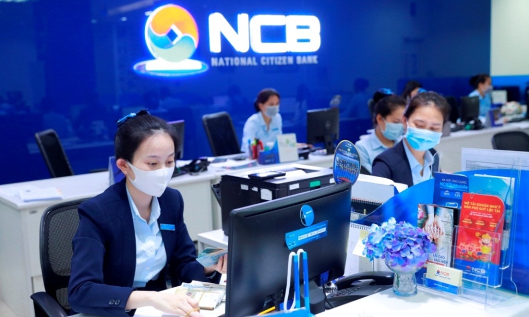 Khách hàng giao dịch tại NCB.