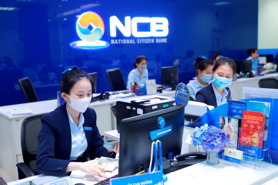 Khách hàng giao dịch tại NCB.