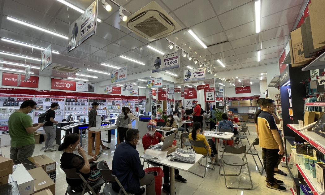 Nhiều khách hàng mua sắm tại một cửa hàng CellPhoneS sau ngày 1/10.