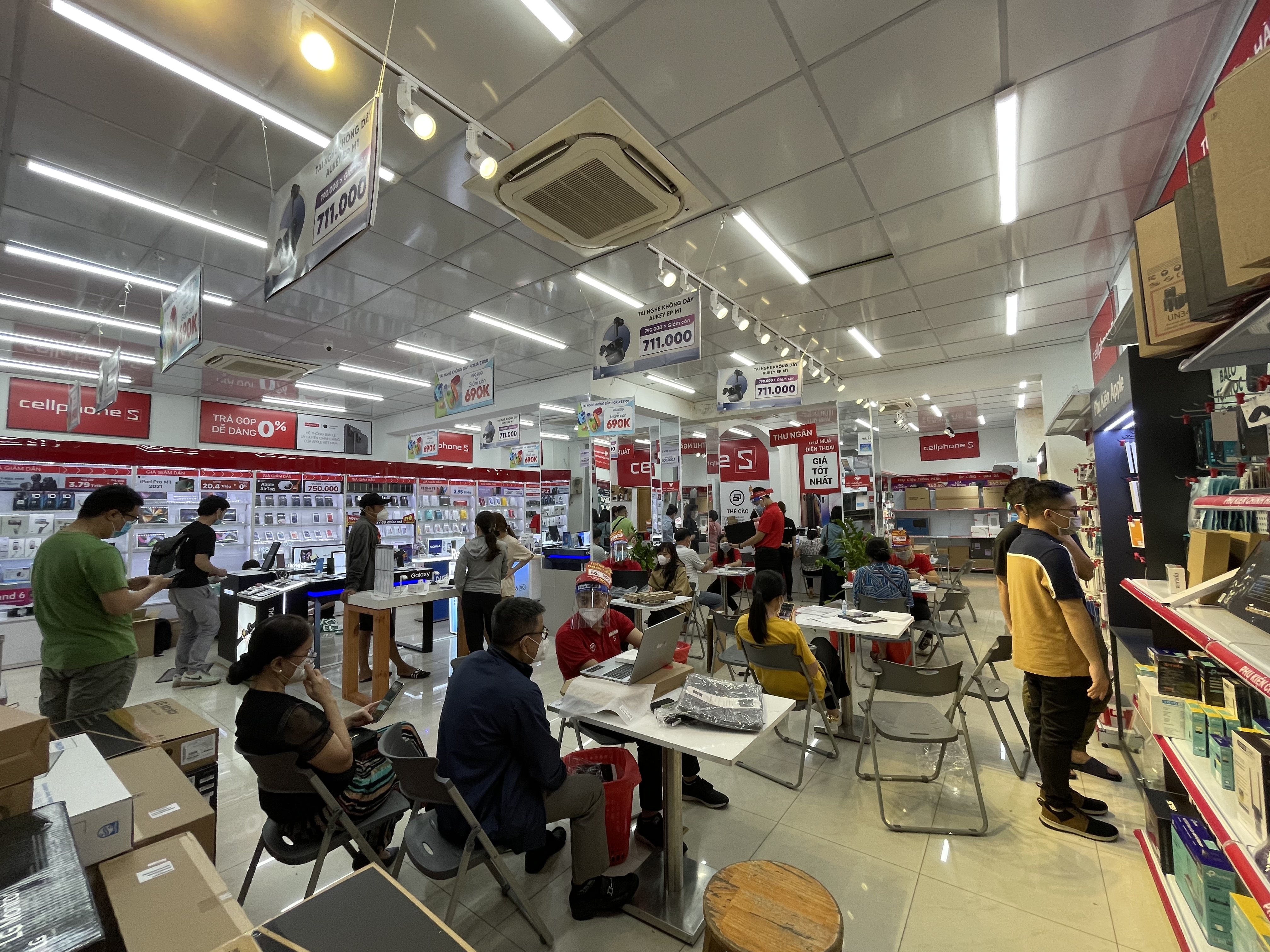 Nhiều khách hàng mua sắm tại một cửa hàng CellPhoneS sau ngày 1/10.