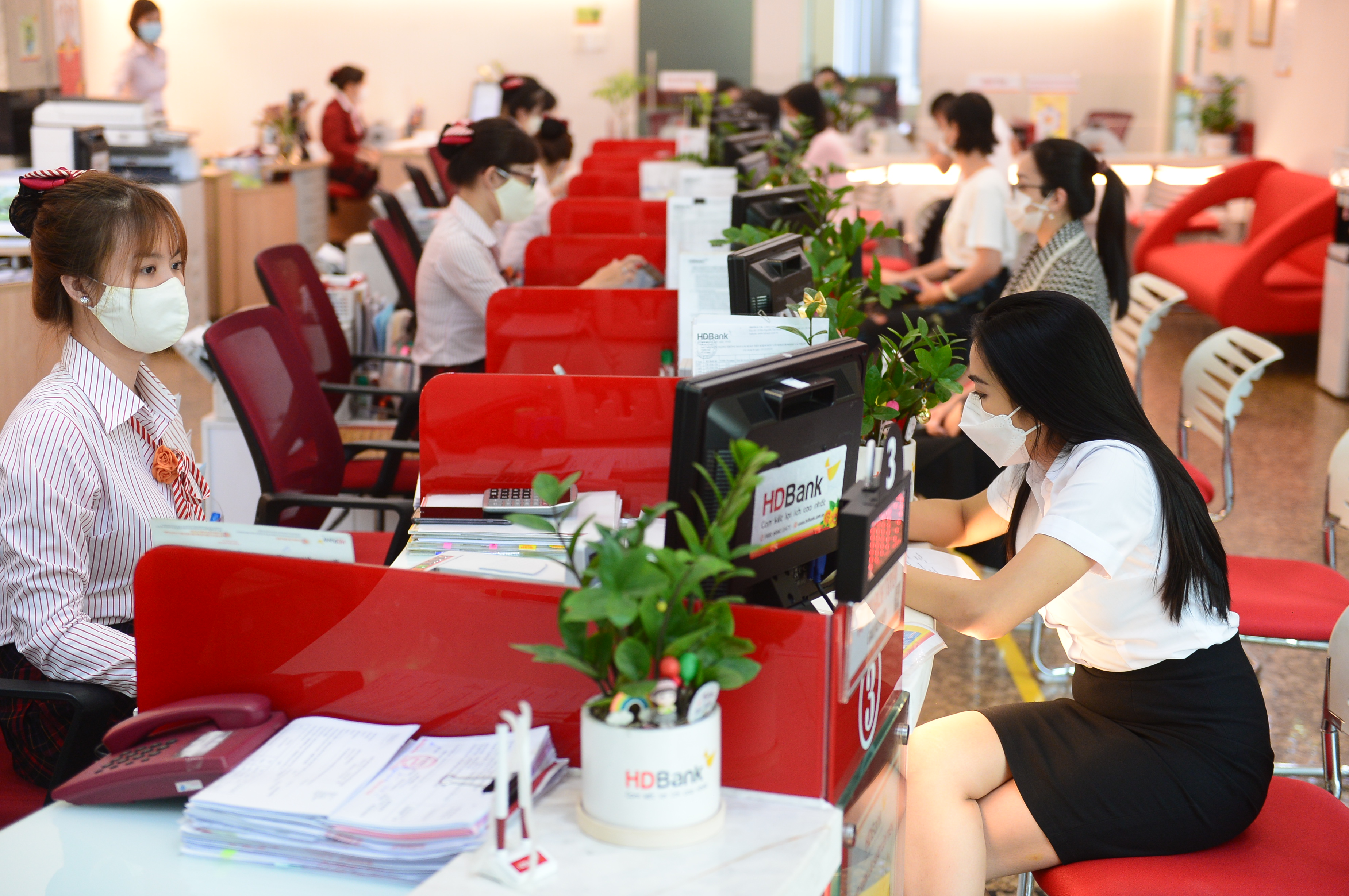 Khách hàng giao dịch tại HDB.