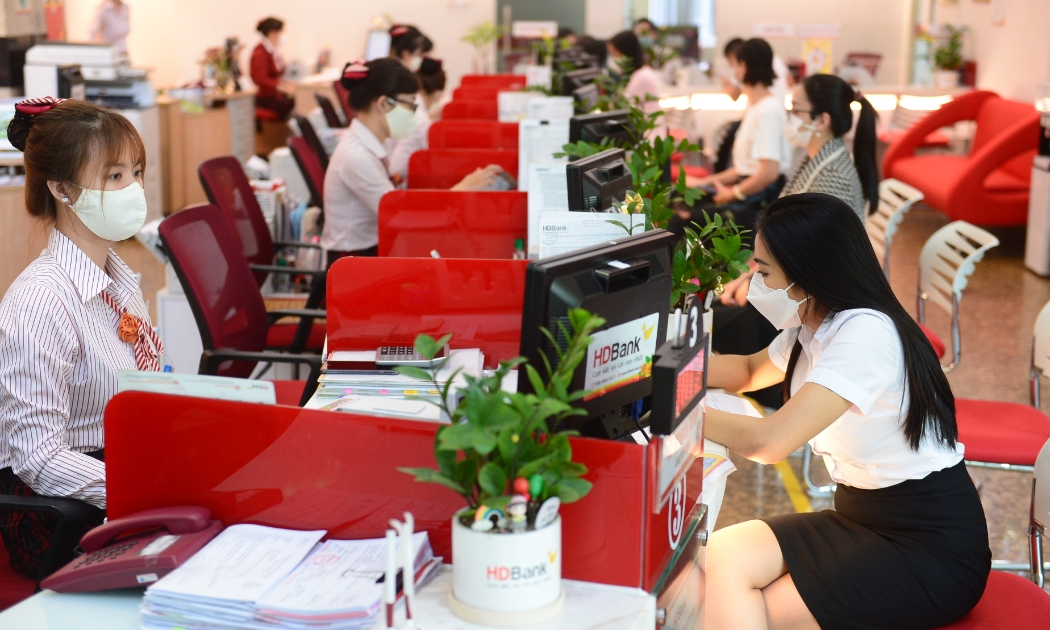 Khách hàng giao dịch tại HDB.