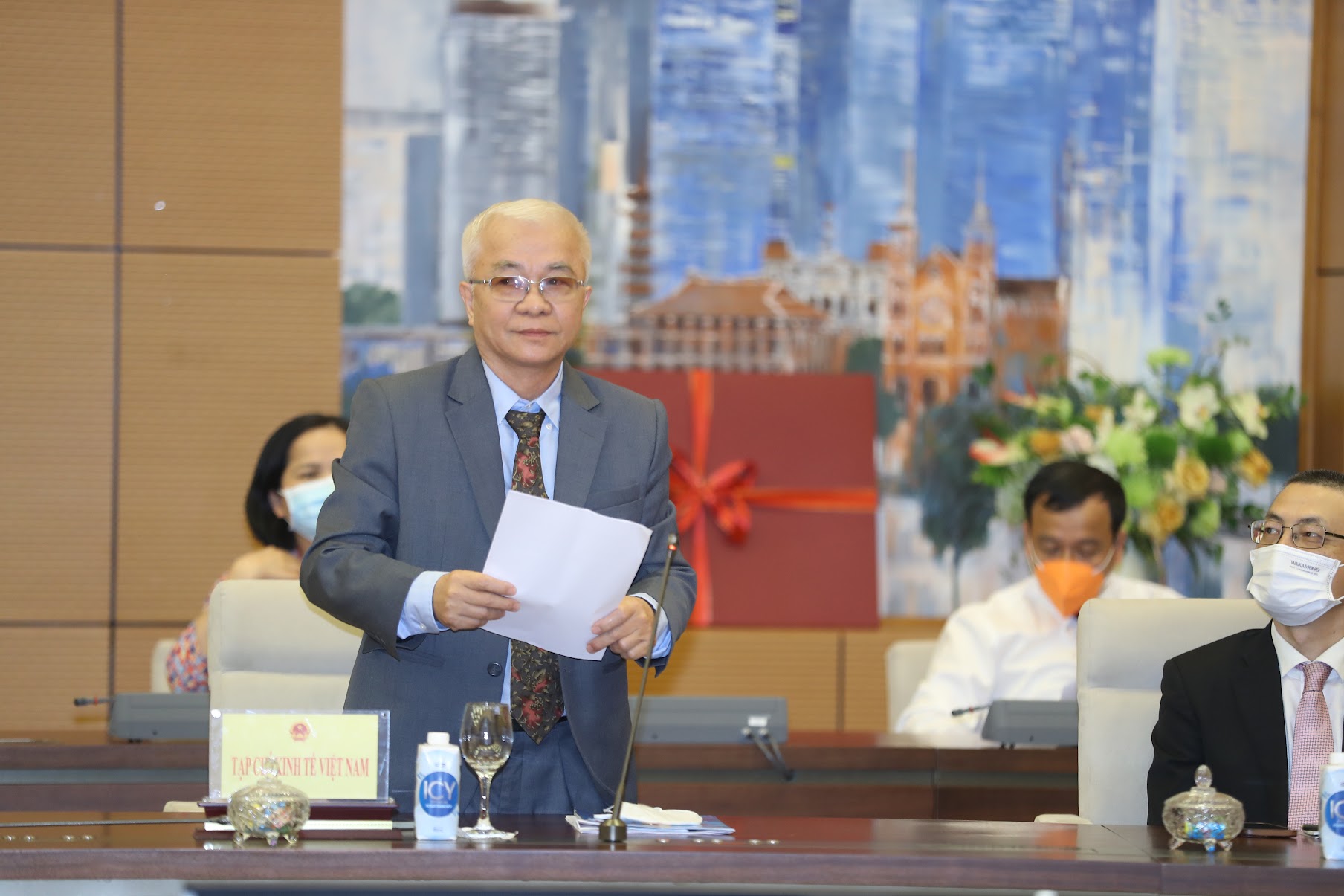 Tổng bi&ecirc;n tập Tạp ch&iacute; Kinh tế Việt Nam Chử Văn L&acirc;m ph&aacute;t biểu tại buổi gặp mặt. Ảnh: Giang Nam.