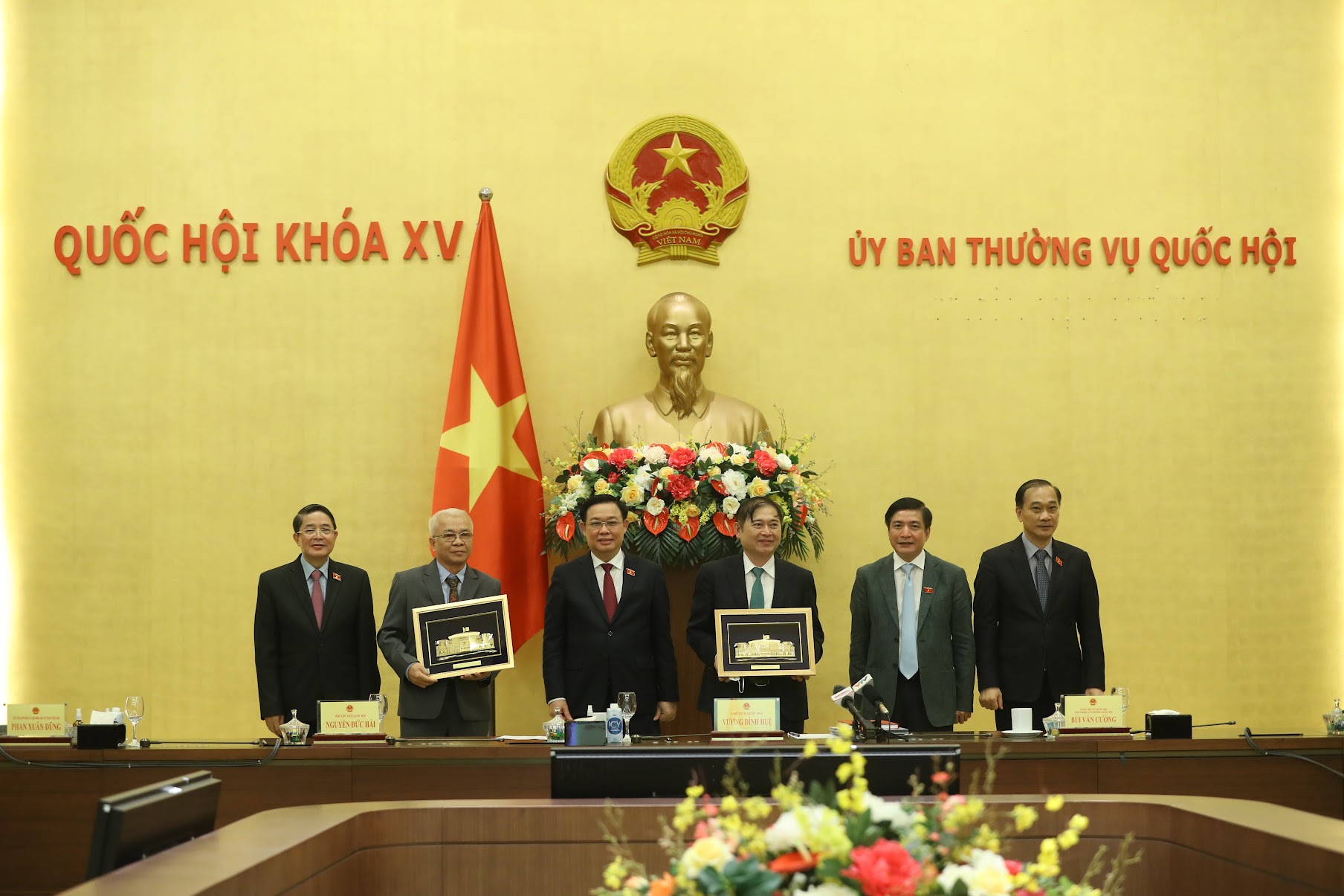 Chủ tịch Quốc hội tặng quà lưu niệm cho Tổng biên tập Tạp chí Kinh tế Việt Nam Chử Văn Lâm và Chủ tịch VUSTA Phan Xuân Dũng. Ảnh: Giang Nam.