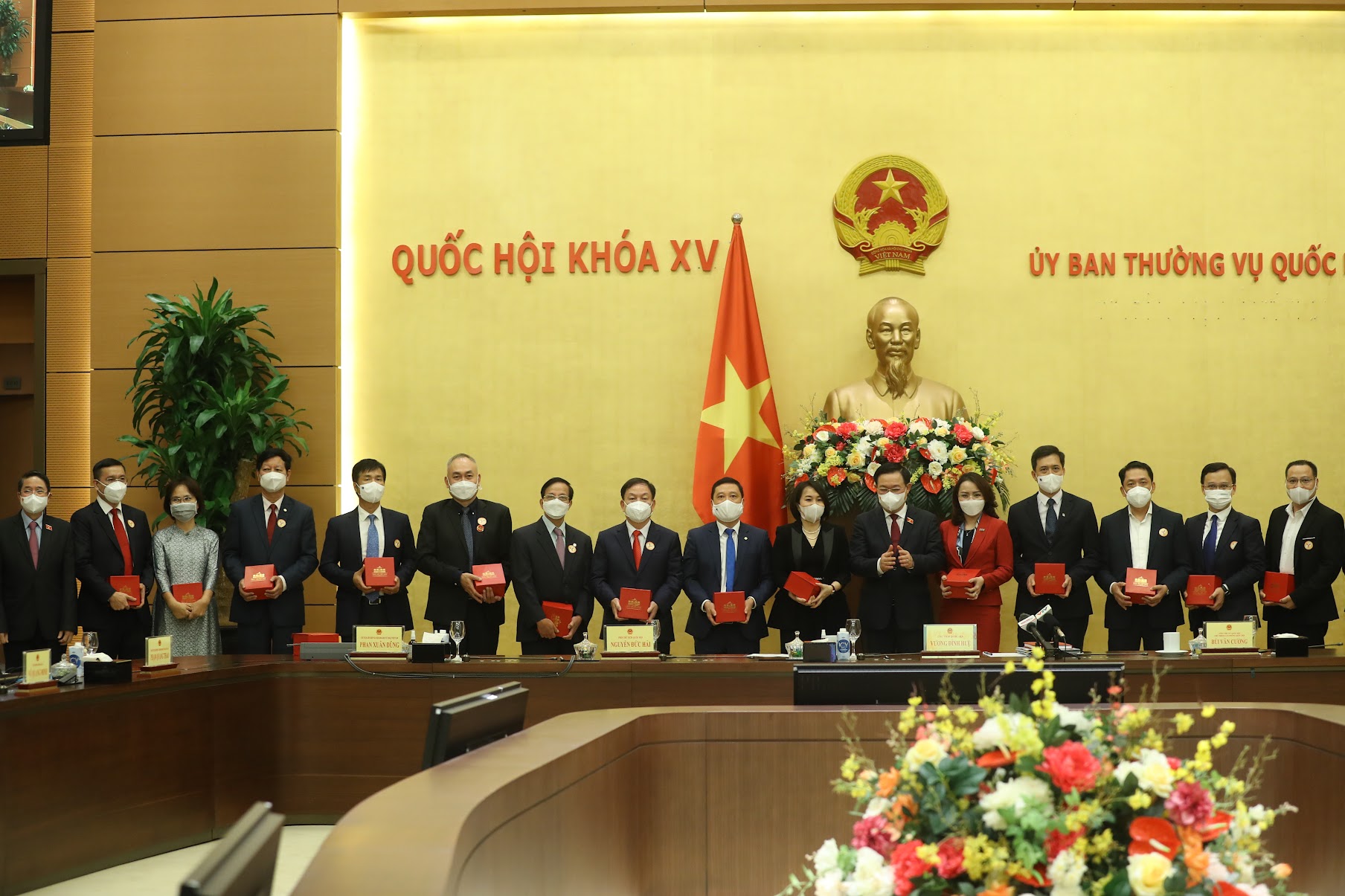 Chủ tịch Quốc hội tặng quà lưu niệm cho đại diện các doanh nghiệp tham dự buổi gặp mặt. Ảnh: Giang Nam.