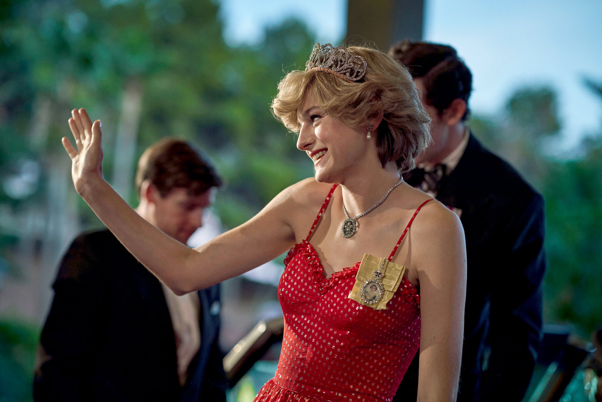 Bộ phim&nbsp;The Crown l&agrave;m sống lại xu hướng t&igrave;m kiếm những m&oacute;n đồ giống với trang phcuj của c&ocirc;ng nương Diana.