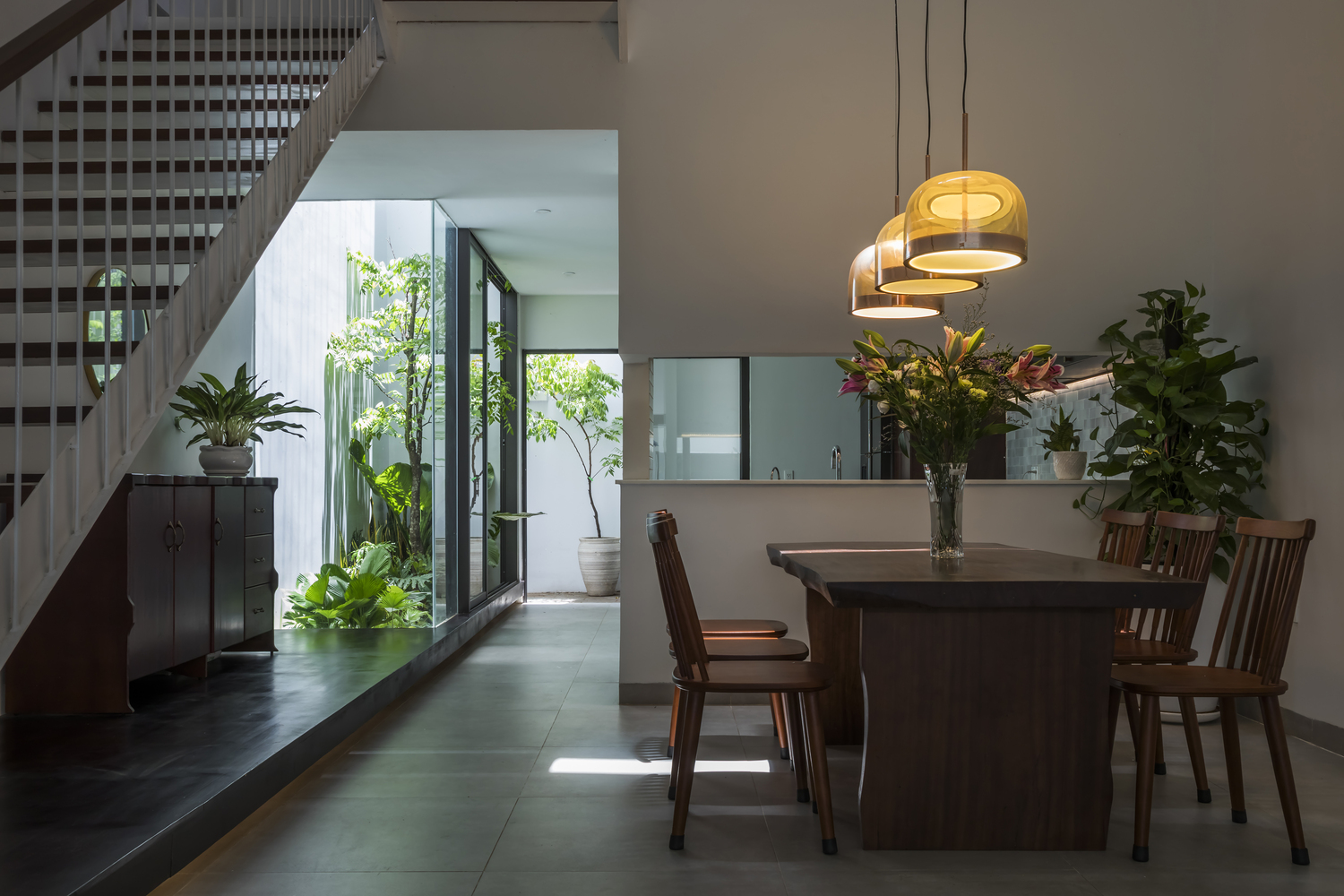 Kh&ocirc;ng gian sinh hoạt của hai gia đ&igrave;nh ở tầng trệt được kết nối th&ocirc;ng qua s&acirc;n trước v&agrave; s&acirc;n sau.