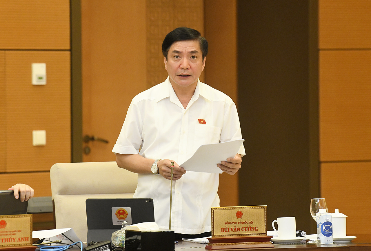 T&ocirc;̉ng Thư ký Qu&ocirc;́c h&ocirc;̣i, Chủ nhi&ecirc;̣m Văn phòng Qu&ocirc;́c h&ocirc;̣i Bùi Văn Cường&nbsp;tr&igrave;nh b&agrave;y B&aacute;o c&aacute;o về việc chuẩn bị kỳ họp thứ 2, Quốc hội kh&oacute;a XV - Ảnh: Quochoi.vn