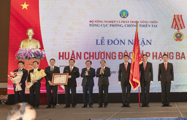 Phó Thủ tướng Lê Văn Thành trao Huân chương Độc lập hạng Ba cho Tổng cục Phòng chống thiên tai.