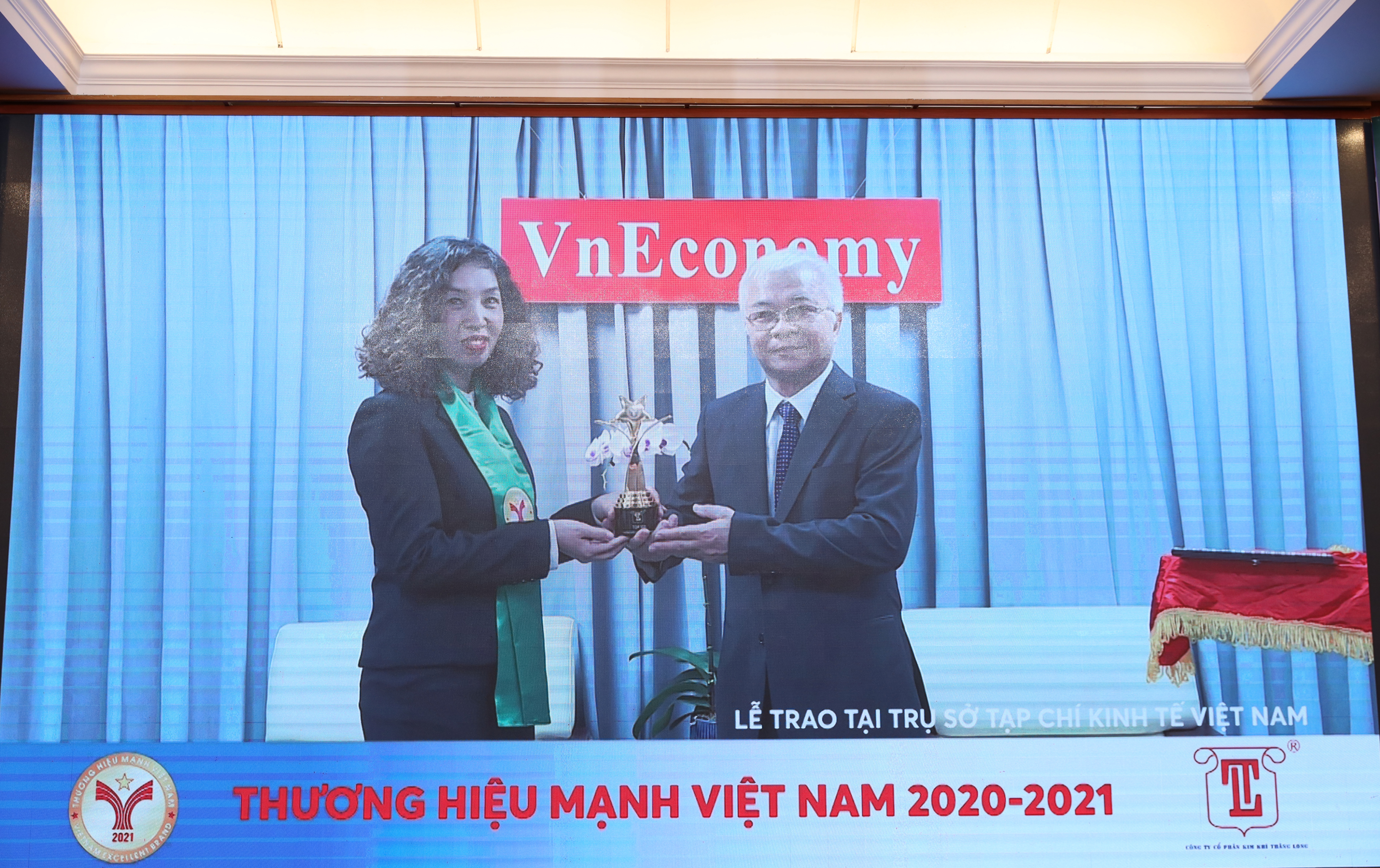 Nằm trong TOP 100, Công ty Cổ phần Kim khí Thăng Long được vinh danh tại trụ sở của Tòa soạn VnEconomy. 