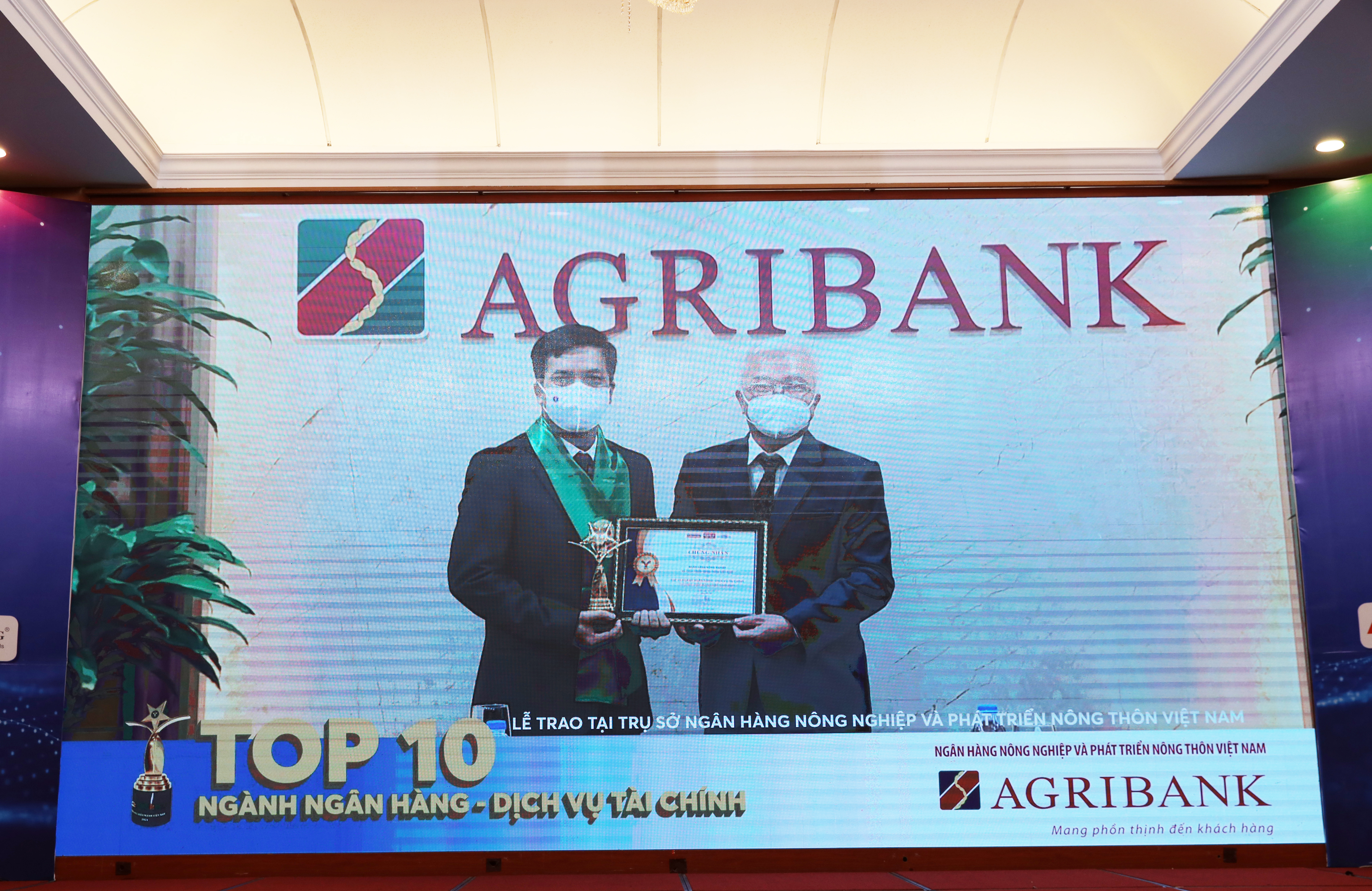Tổng biên tập Tạp chí Kinh tế Việt Nam Chử Văn Lâm vinh danh thương hiệu Agribank tại trụ sở của ngân hàng.
