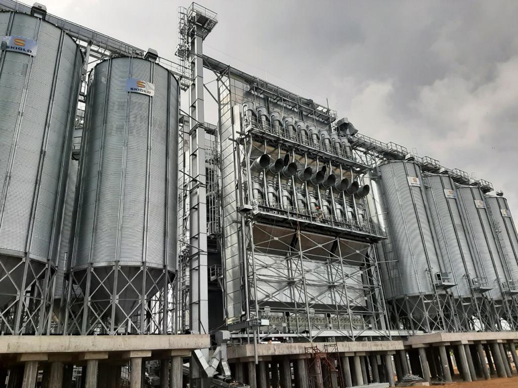 Nh&agrave; m&aacute;y gạo Hạnh Ph&uacute;c (đang trong qu&aacute; tr&igrave;nh x&acirc;y dựng) được đầu tư với quy m&ocirc; 191.000m2 v&agrave; tổng số vốn hơn 65 triệu USD.