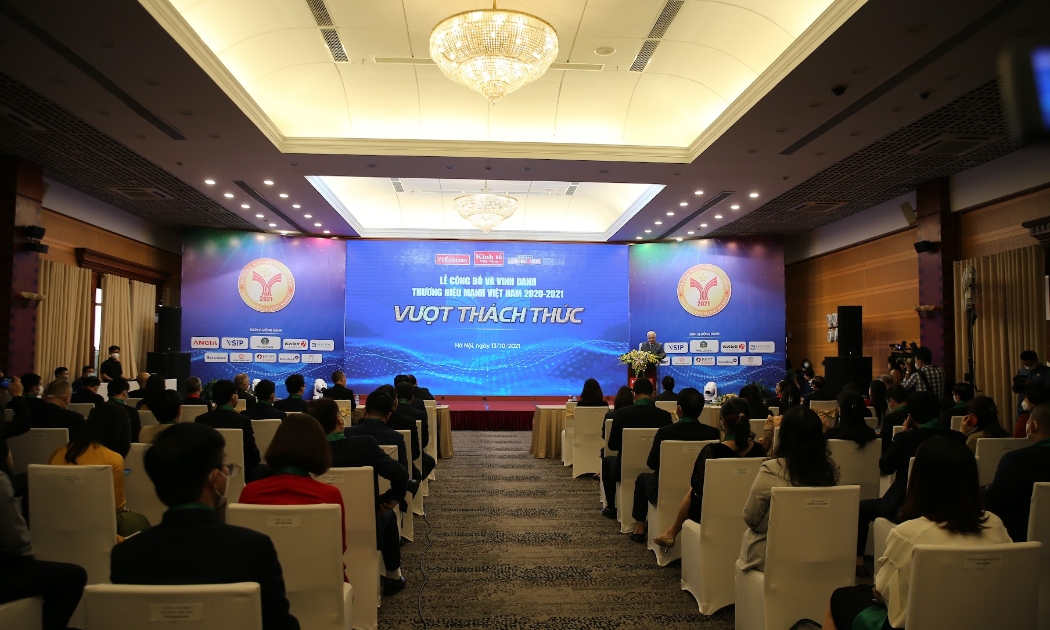 Toàn cảnh lễ trao giải Thương hiệu Mạnh Việt Nam 2020-2021 do Tạp chí Kinh tế Việt Nam và Liên hiệp các Hội Khoa học Kỹ thuật Việt Nam (Vusta) tổ chức - Ảnh: Giang Nam.