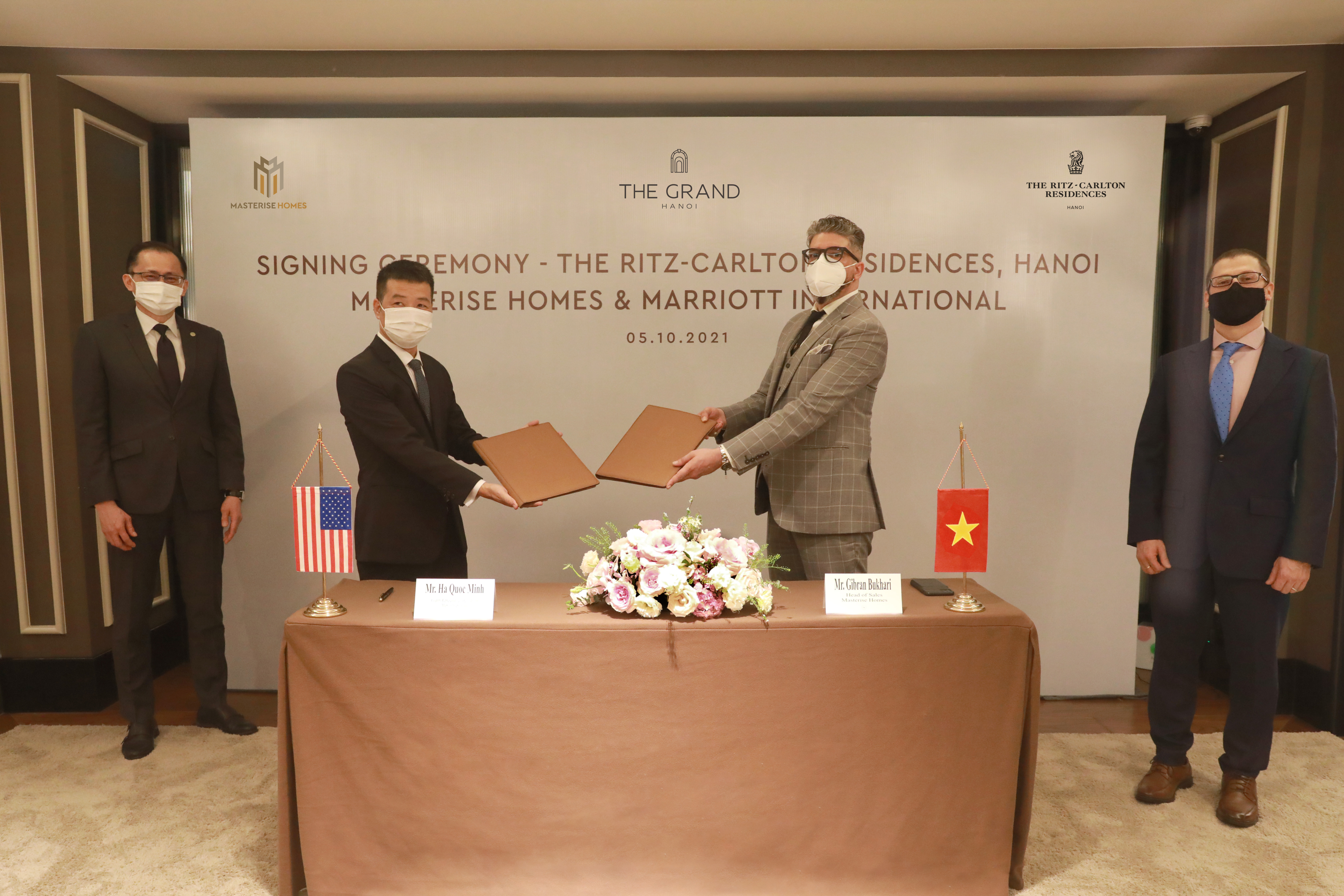 Th&aacute;ng 10/2021, Masterise Homes v&agrave; Marriott International ch&iacute;nh thức hợp t&aacute;c mang dự &aacute;n Khu căn hộ h&agrave;ng hiệu Ritz-Carlton đến H&agrave; Nội - ghi dấu sự xuất hiện lần đầu ti&ecirc;n của thương hiệu Ritz-Carlton ở Việt Nam.