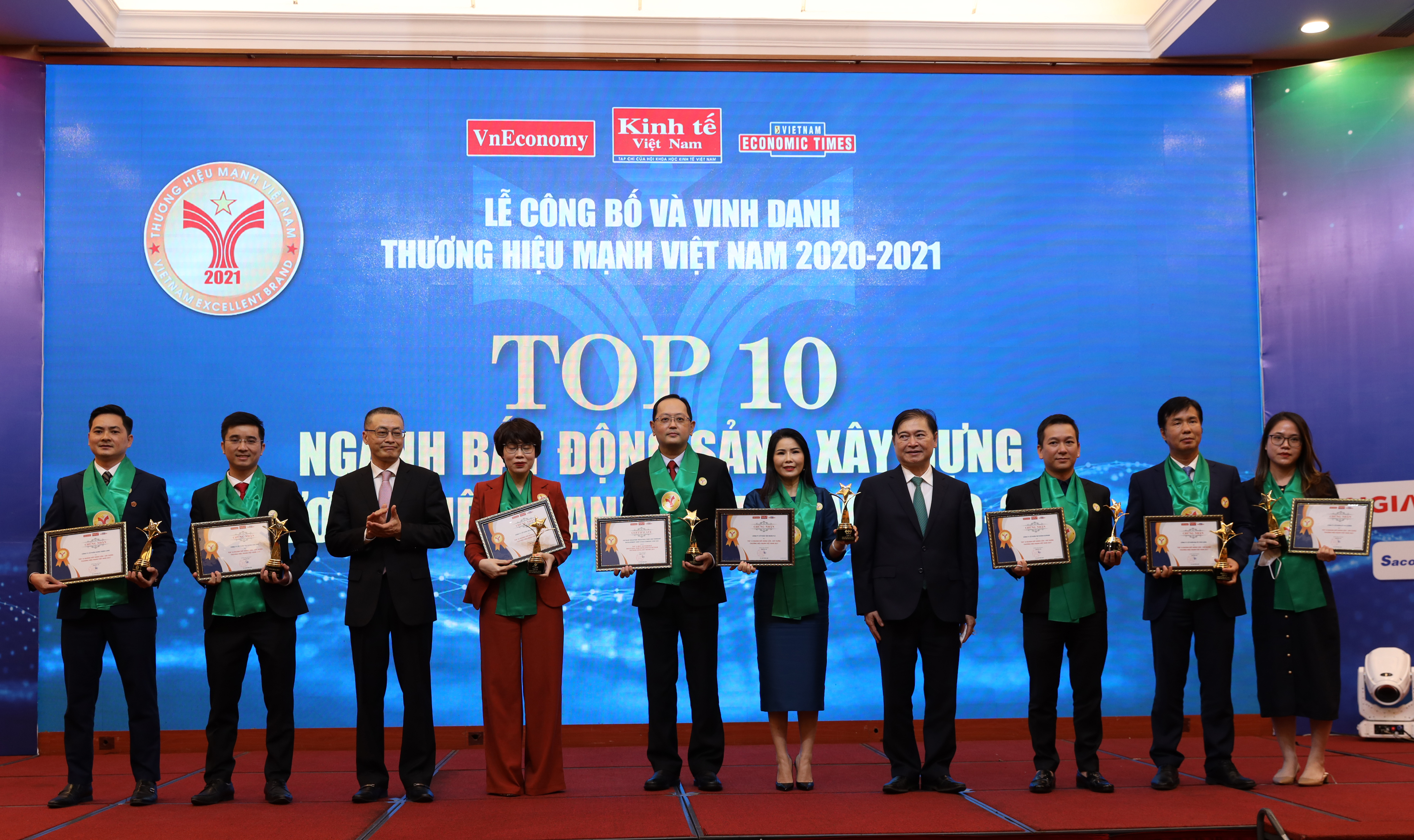 TOP 10 ngành Bất động sản và Xây dựng: Công ty cổ phần Phát triển Đô thị và Khu công nghiệp Việt Nam Singapore (VSIP), Công ty Cổ phần Tập đoàn FLC, Công ty Cổ phần Tập đoàn ECOPARK, Công ty Cổ phần Tập đoàn Sunshine (SUNSHINE Group), Công ty Cổ phần Tập đoàn Hoa Sen, Công ty Cổ phần Hưng Thịnh Land (HUNG THINH Land), Công ty Cổ phần Gỗ An Cường, Công ty Cổ phần Đầu tư và Phát triển Bất động sản An Gia, và Tập đoàn BRG .