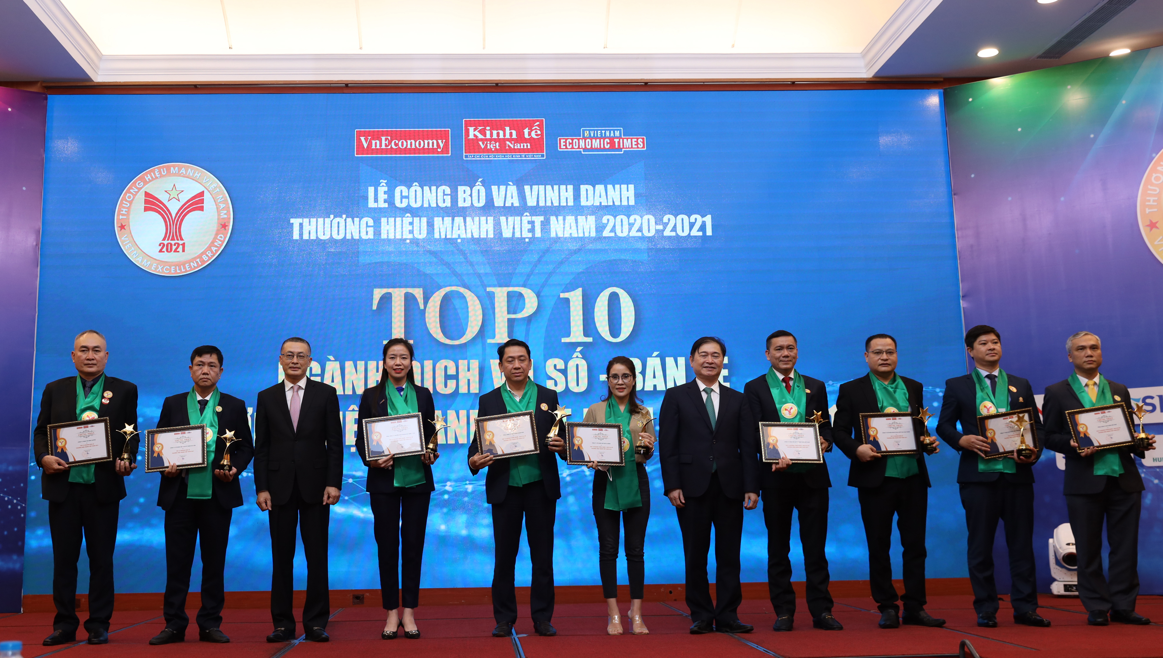 TOP 10 thương hiệu mạnh ngành Công nghệ thông tin, dịch vụ số và Bán lẻ gồm: Tổng công ty Viễn thông MobiFone (MobiFone), Tổng Công ty Chuyển phát nhanh Bưu điện – CTCP (EMS Vietnam), Công ty Cổ phần Thế giới di động, Công ty Xổ số điện toán Việt Nam (Vietlott), Công ty Cổ phần Tập đoàn Tân Á Đại Thành, Công ty Cổ phần Việt Nam Kỹ Nghệ Súc Sản (VISSAN), Công Ty TNHH TNI King Coffee, Công ty TNHH Nhà nước MTV Yến sào Khánh Hòa, Tổng Công Ty Bưu điện Việt Nam (Vietnam Post), và Công ty Cổ phần FPT.