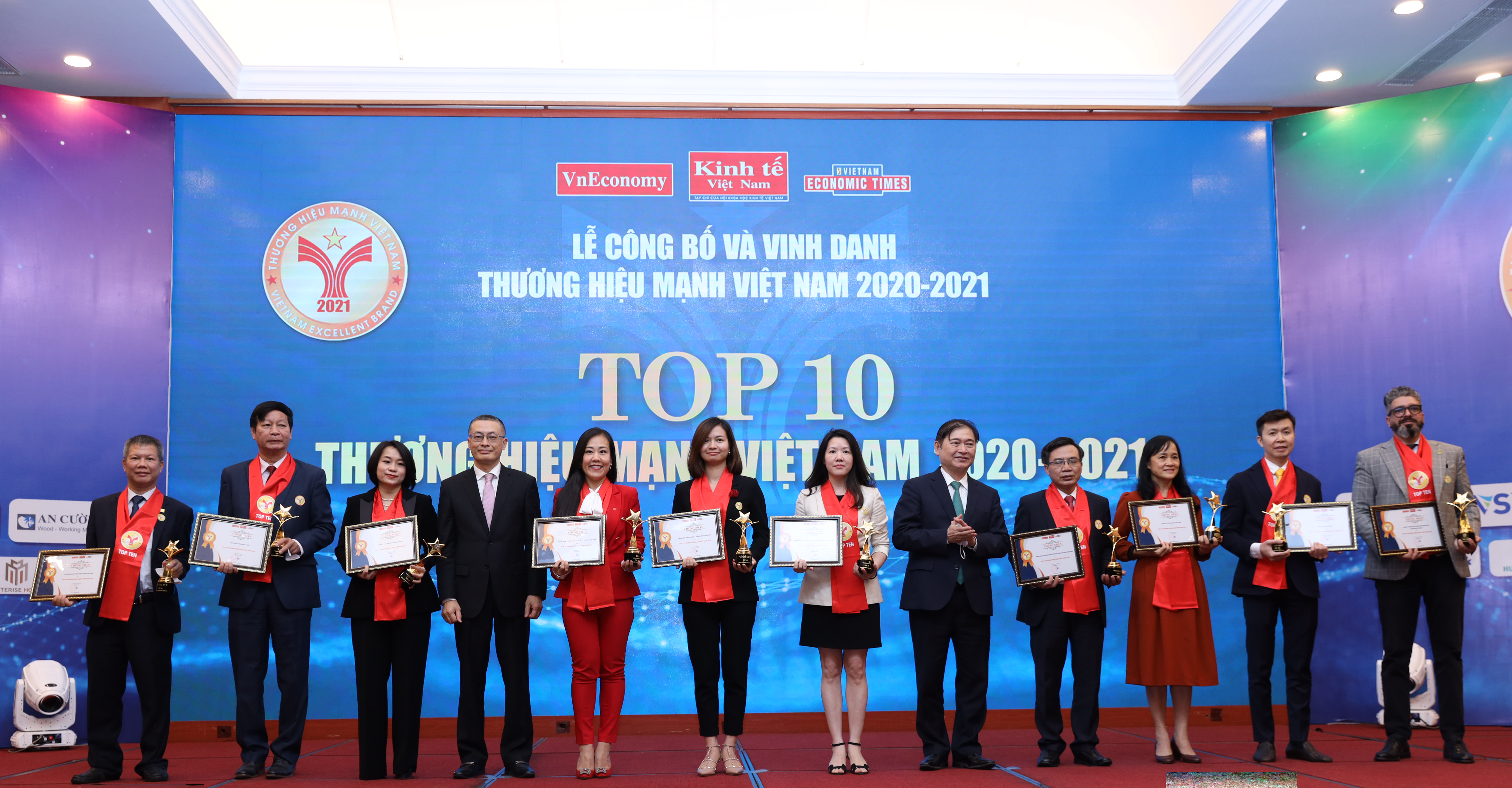 TOP 10 Thương hiệu Mạnh Việt Nam năm 2020 - 2021 có tên các thương hiệu: Viettel, Vietcombank, VietinBank, Techcombank, VinGroup, Masan, Vinamilk, VNPT, SunGroup và Masterise Homes.