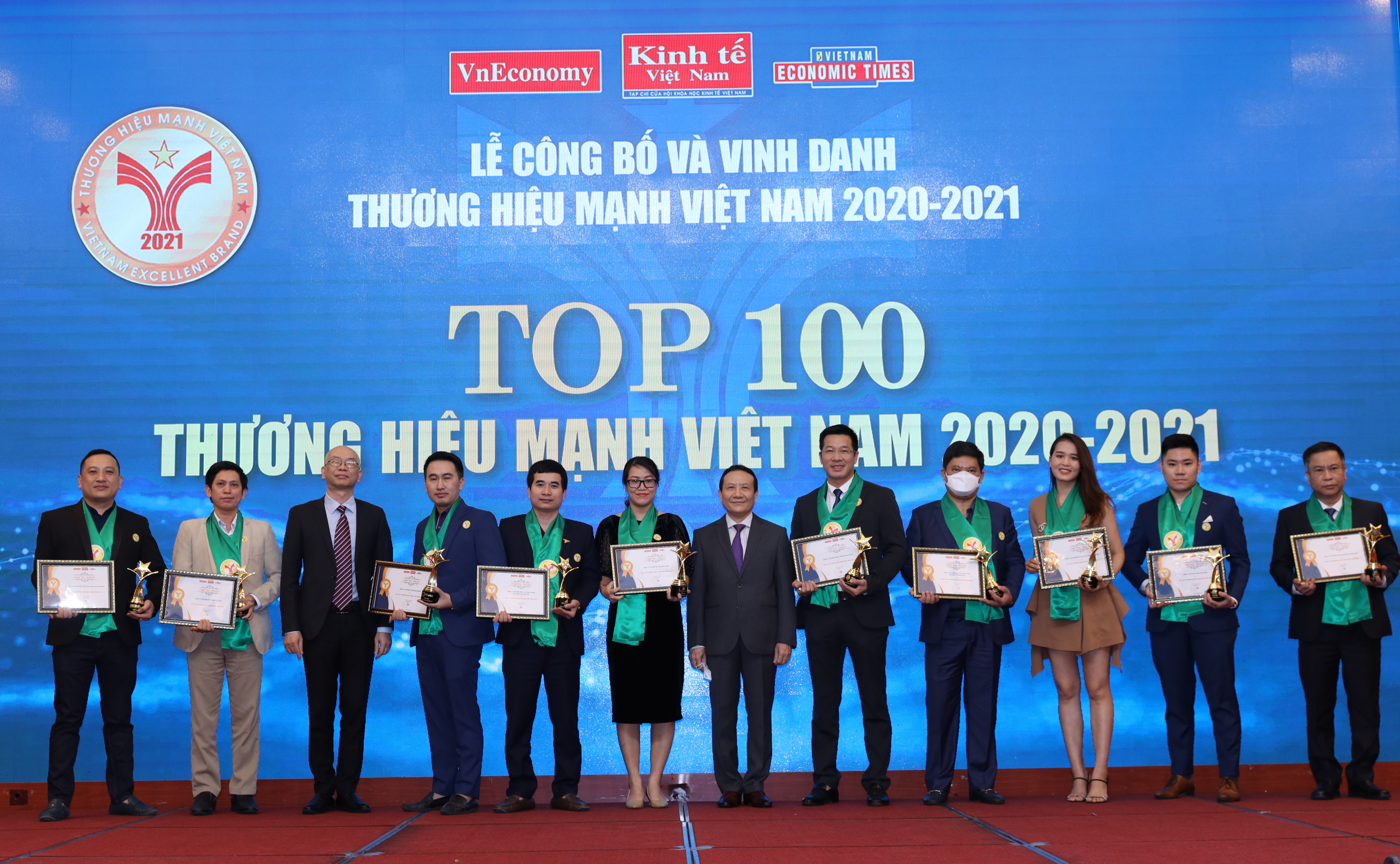 10 doanh nghiệp đầu tiên được vinh danh trong TOP 100 Thương hiệu Mạnh Việt Nam 2020-2021 được vinh danh gồm: Công ty Cổ phần Tập đoàn MIK Group, Công ty Cổ phần Đầu tư và Kinh doanh Bất động sản Hải Phát (HAI PHAT Land), Công ty Cổ phần Khách sạn và Dịch vụ OCH (OCH Corporation), Công ty Cổ phần Đầu tư và Phát triển Bất động sản HUDLand, Công ty Cổ phần đầu tư và cho thuê tài sản TNL (TNL), Công ty Cổ phần Tập đoàn Cotana, Công ty Cổ phần Tập đoàn Hòa Phát, Công ty Cổ phần thiết kế và xây dựng GIZA Việt Nam, Công ty Cổ phần Nhôm Việt Dũng, và Công ty Cổ phần Tôn mạ VNSteel Thăng Long (VNSteel).