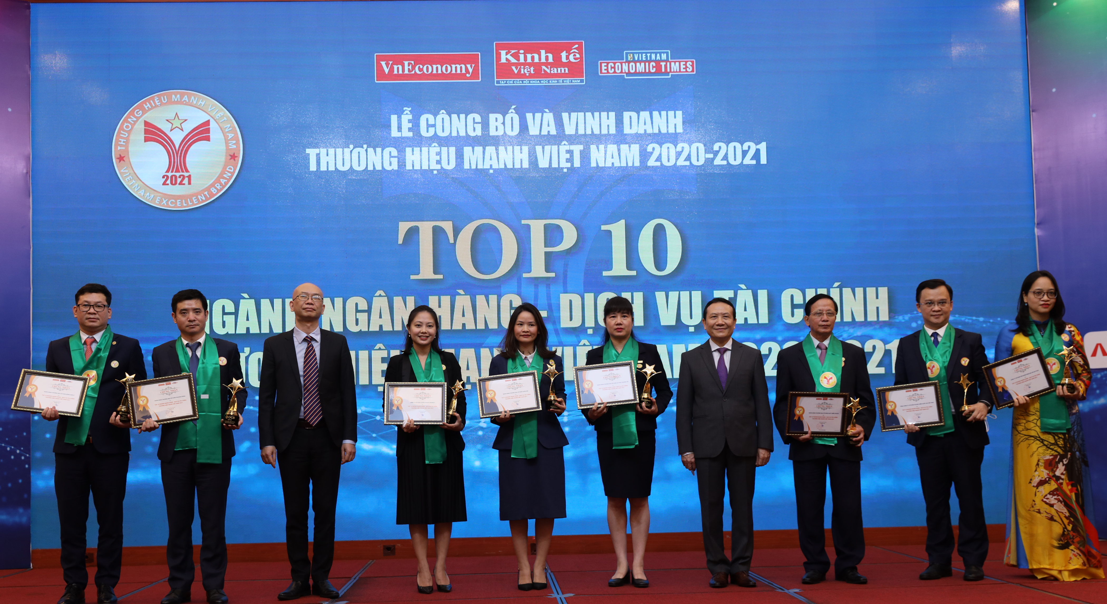 TOP 10 ngành Ngân hàng và dịch vụ tài chính: Ngân hàng Thương mại Cổ phần Quân đội (MB Bank), Ngân hàng Thương mại cổ phần Sài Gòn Thương Tín (SACOMBANK), Công ty Cổ phần Chứng khoán VNDirect, Ngân hàng Thương mại cổ phần Phát triển TP.HCM (HD Bank), Ngân Hàng Thương mại cổ phần Đông Nam Á (SeA Bank), Tổng Công ty cổ phần Tái Bảo hiểm Quốc gia Việt Nam (VINARE), Tập đoàn Vàng Bạc Đá quý Doji (DOJI), Ngân hàng Nông nghiệp và Phát triển Nông thôn Việt Nam (Agribank), và Tổng Công ty Cổ phần Bảo hiểm Bảo Long.