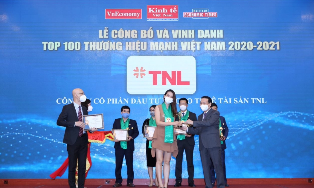 Đại diện TNL nhận danh hiệu Thương hiệu Mạnh Việt Nam 2020-2021